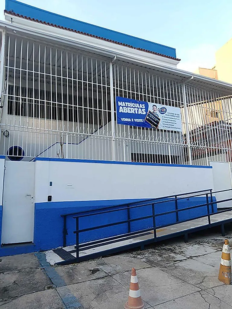 Fachada da escola com rampa de acessibilidade